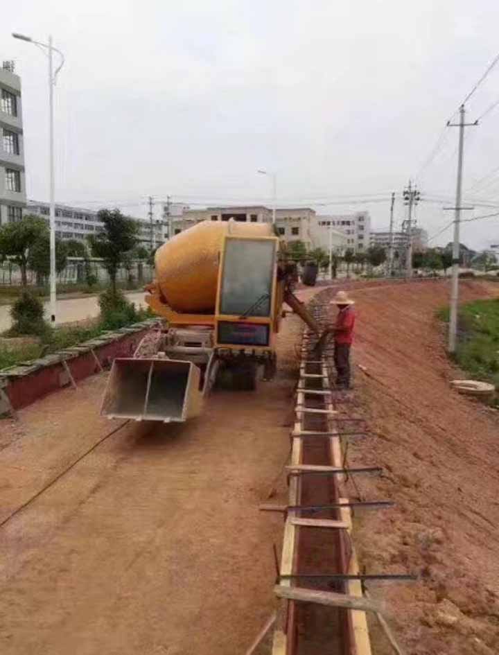 自動(dòng)上料攪拌車(chē)施工現(xiàn)場(chǎng)圖4